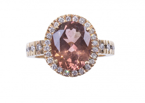 Sortija con espinela rosa oval orlada de brillantes