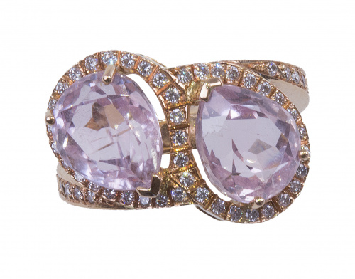 Sortija con dos kunzitas talla perilla orladas de brillantes