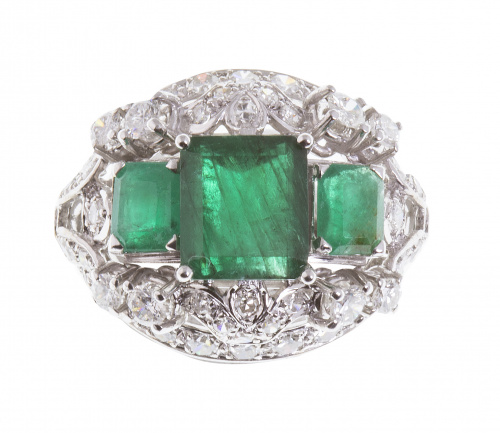 Sortija con tres esmeraldas talla esmeralda en diseño bombé