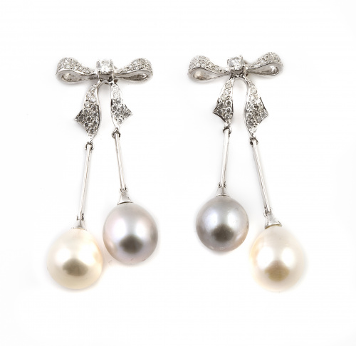 Pendientes largos con lazos de brillantes y perillas de per