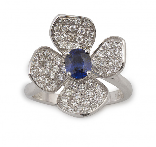 Sortija flor con zafiro oval central de 0,80 ct aprox entre
