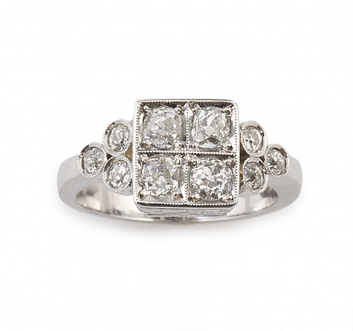 Sortija con brillantes de talla antigua en cuadrado central