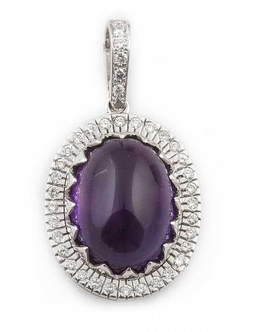 Colgante con cabuchón oval de amatista rodeado por orla de 