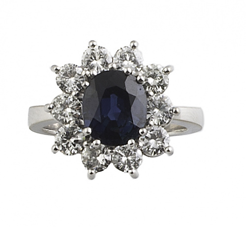 Sortija con zafiro oval de 2,32 ct orlado de brillantes en 