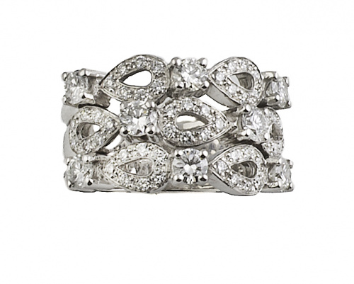 Sortija ancha de brillantes con tres bandas de piezas en fo