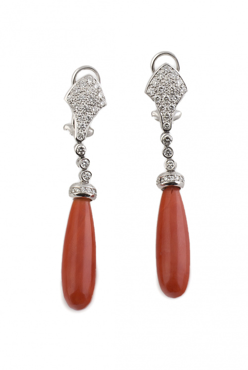 Pendientes largos con perillas de coral que penden de brill