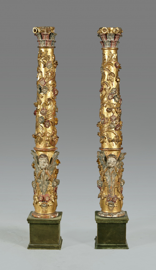 Pareja de columnas barrocas, estucadas, policromadas, dorad