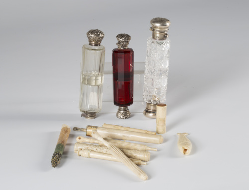 Perfumero en vidrio  con doble recipiente y tapa de plata r