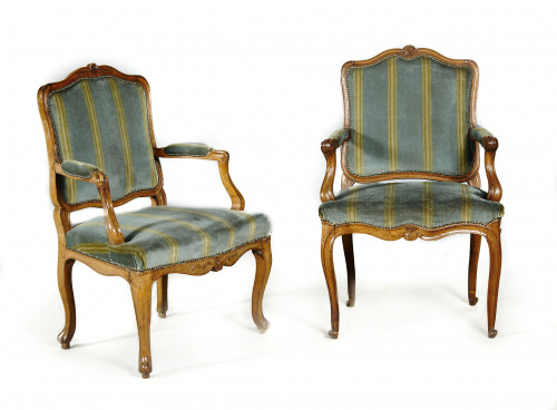 Dos sillas regencia en madera de nogal moldada y tallada.T