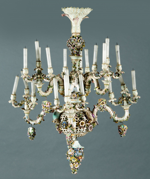 Lámpara en porcelana esmaltada, de veinticuatro luces, con 