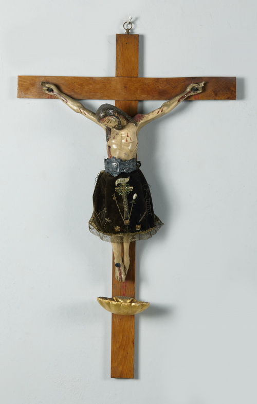 Cristo de barro esmaltado de la orden franciscana, sobre cr