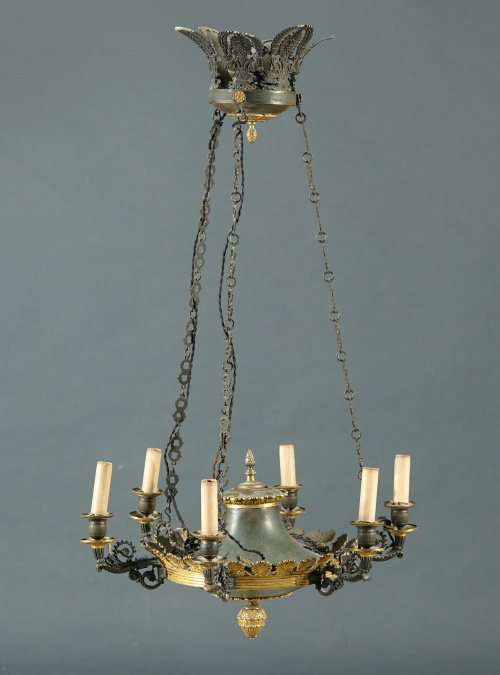 Lámpara imperio de seis brazos de luz en bronce dorado y pa
