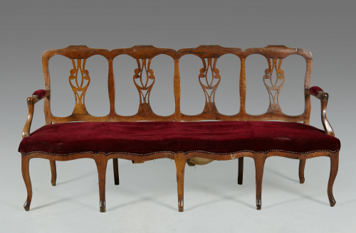 Canapé en madera de nogal, moldada y tallada.Trabajo españ