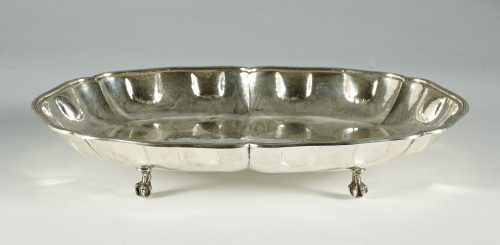 Centro con patas en forma de garraSiguiendo modelos del S.