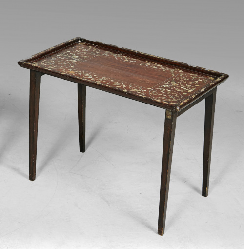 Mesa con tapa de madera con marquetería de nácar.Trabajo c