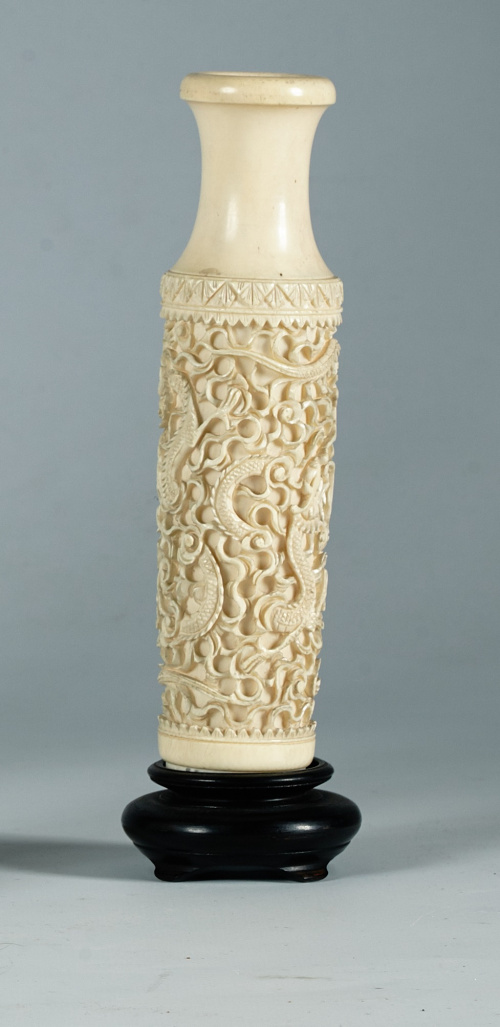 Pequeño jarrón con bajorrelieve de decoración animal  y veg