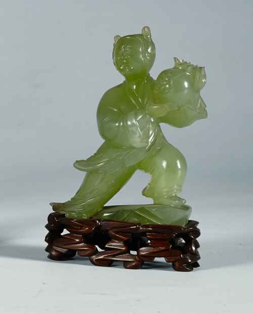 “Hombre con granada” en jade tallado.Trabajo chino, S. XX