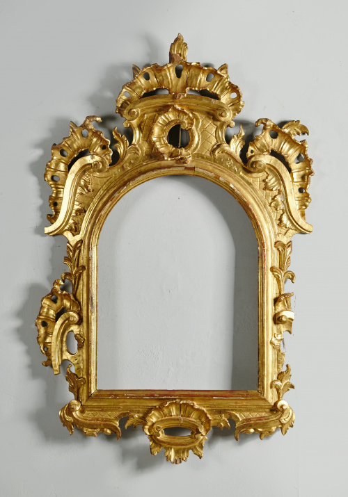 Marco rococó en madera tallada, calada, estucada y dorada.