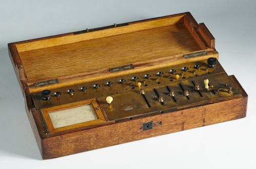 El Aritmómetro es considerada la primera calculadora mecáni