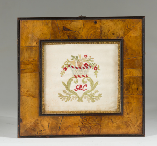 Dechado Carlos IV, con una cesta bordada e iniciales.Traba