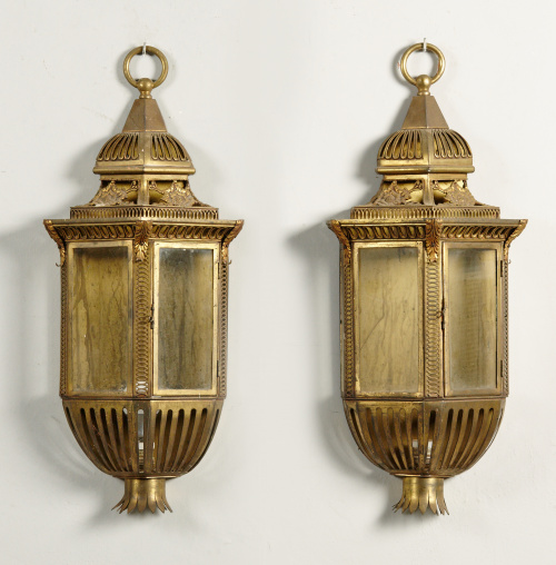 Pareja de faroles de latón con decoración calada, S. XX