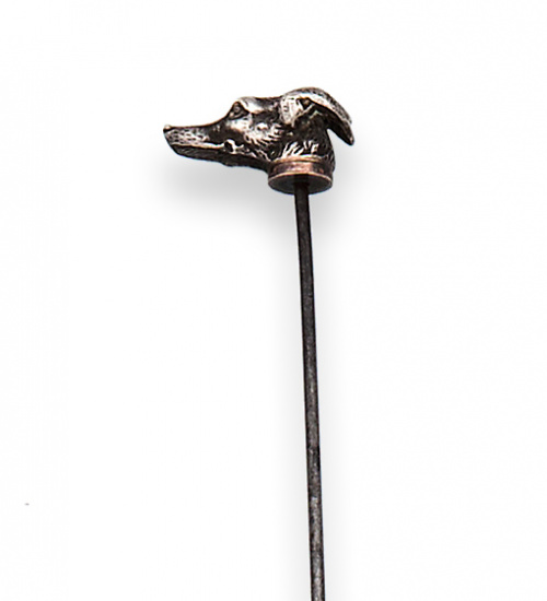 Alfiler de solapa de pp.s.XX con cabeza de galgo en plata.