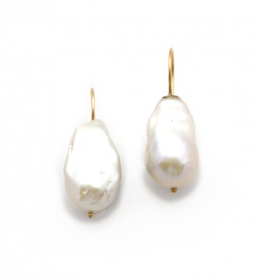 Pendientes con grandes perlas barrocas en oro de 18K.