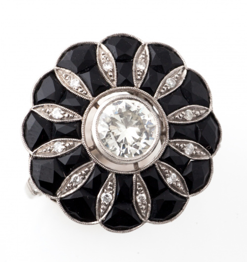 Sortija flor Art-Decó con brillante en chatón central de 0,