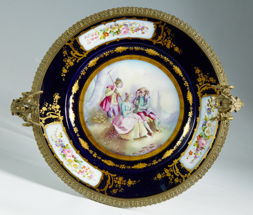 Plato de porcelana montado en metal dorado y esmaltado en a