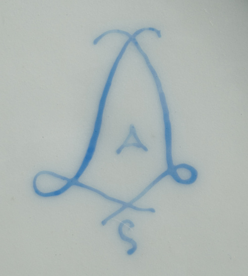 Plato de porcelana montado en metal dorado y esmaltado en a