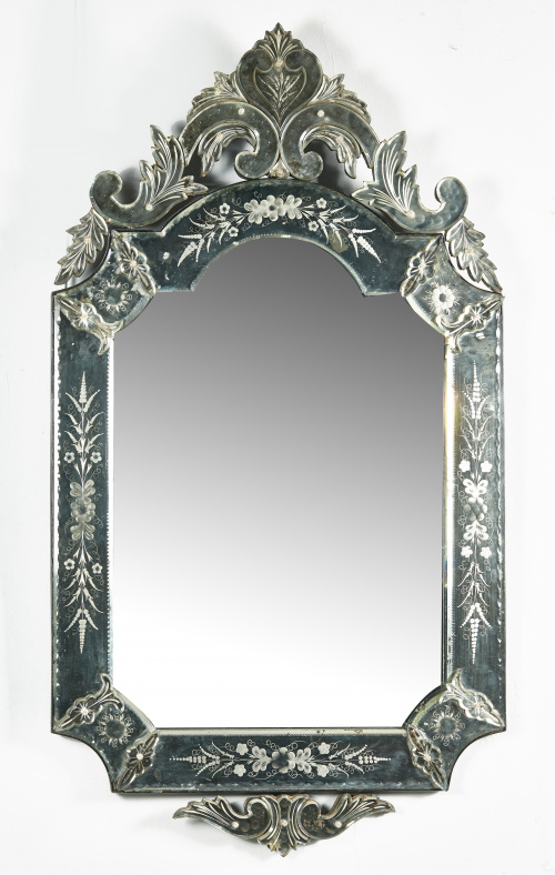 Espejo de cristal grabado al ácido y con flores aplicadas.