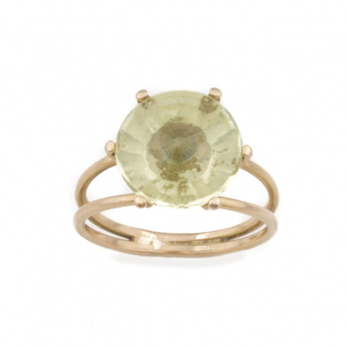 Sortija con piedra verde de talla redonda facetada en montu