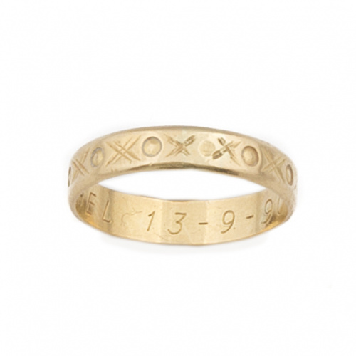 Alianza con motivos grabados en oro de 18K.