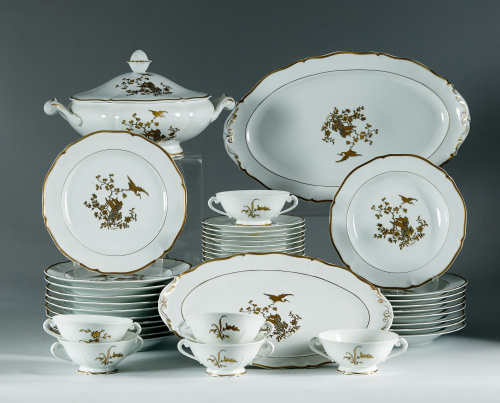 Vajilla de porcelana esmaltada con decoración pintada en do