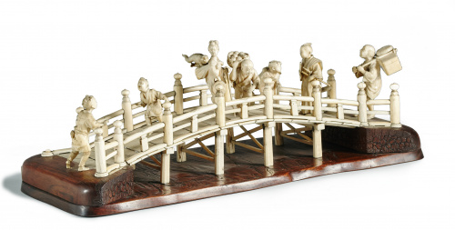 “Puente con personajes” Grupo escultórico en marfil tallado