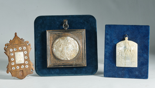 Placa benditera con el vía crucis en nácar y olivo.Trabajo