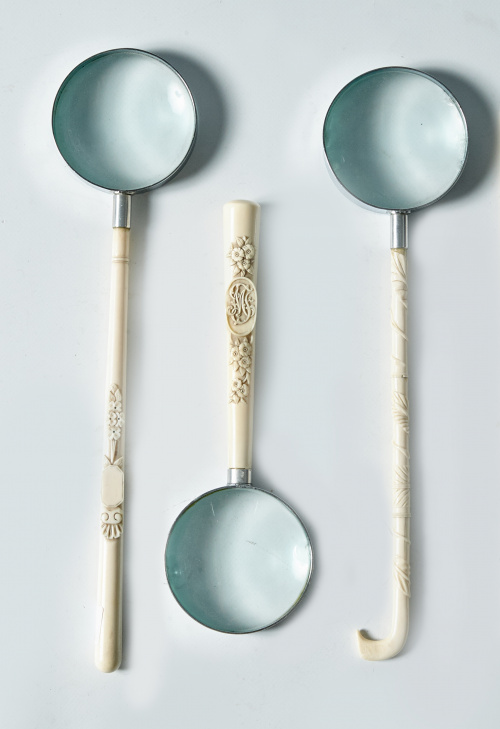 Tres lupas con mango en marfil tallado.Trabajo inglés, ff.