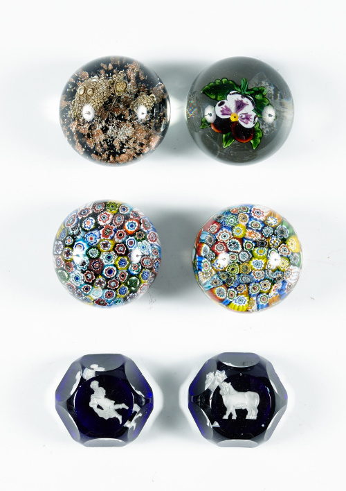 Pisapapeles de Baccarat de vidrio en forma de bola decorada