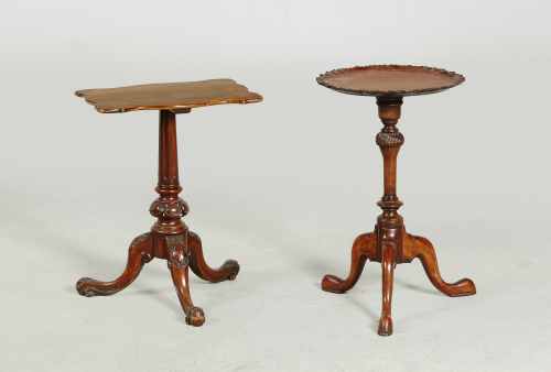 Mesa Jorge III con pie de trípode, en madera de caoba, noga