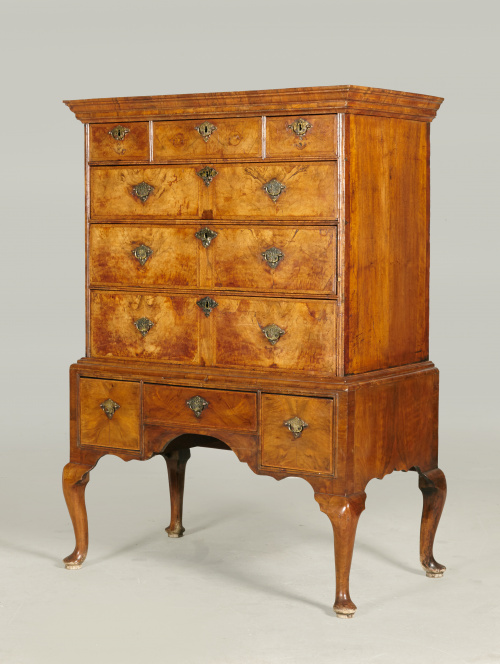 Chest on stand Reina Ana en madera de nogal.Inglaterra, pr