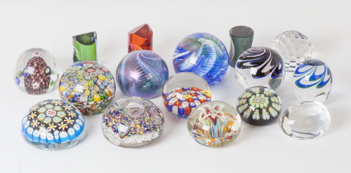 Lote formado por dieciséis pisapapeles, varios de tipo "Mil