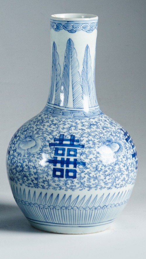 Jarrón en porcelana china esmaltada en azul y blanco.China