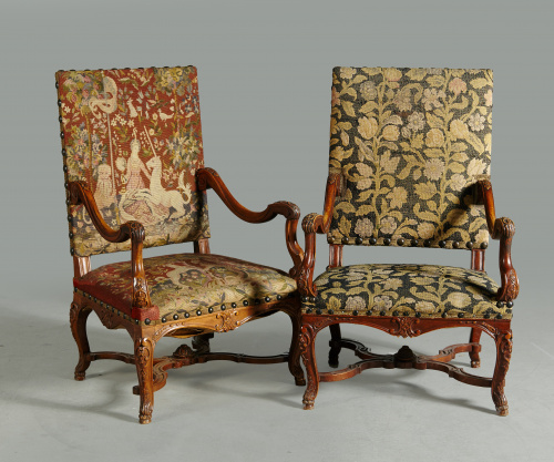 Butaca de brazos de madera de haya tallada, con tapicería d