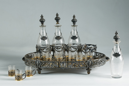 Licorera de plata dorada y vidrio tallado.Francia, Paris, 