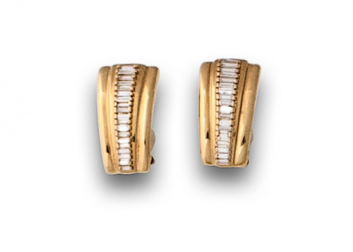 Pendientes de bandas de baguettes de diamante en oro amaril