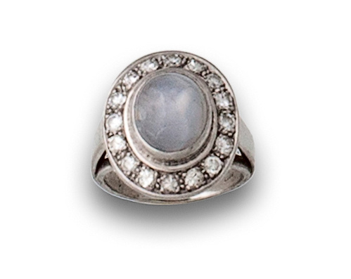 Sortija con cabuchón de zafiro estrella orlado de brillante