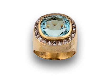 Sortija con montura elevada y aguamarina de talla oval orla