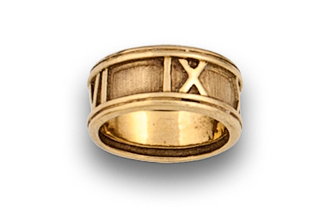Anillo con números romanos en relieve, de oro liso y mate d