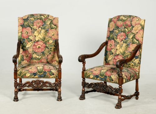 Pareja de butacas de madera de nogal tallado, de estilo Lui