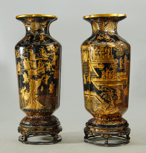 Pareja de grandes jarrones sobre peanas, en madera, papier 